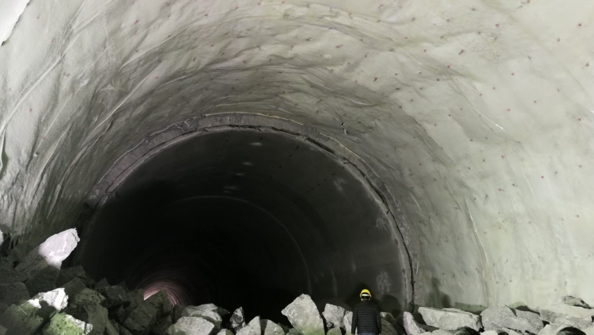 隧道二襯強(qiáng)度不足環(huán)切拆除施工效果圖